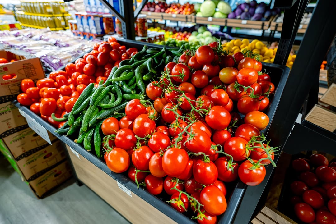 Vine-ripe tomatoes and fresh vegetables at Tomatoes Bazar Milton